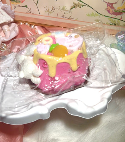 【DORO】【Doro】ぺたんこウサギソースプリン スクイーズ｜バタークリーム質感｜Squishy Toy｜Yellow×Pink