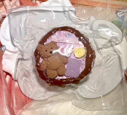 【DORO】くまソース丸ケーキ スクイーズ｜バタークリーム感｜もちもち触感｜Purple